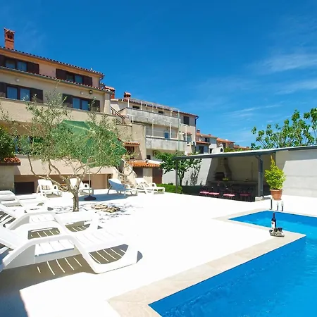 Holiday home Mit Privatpool Fuer 8 Personen Ca 180 Qm In Pula, Istrien Istrische Riviera *